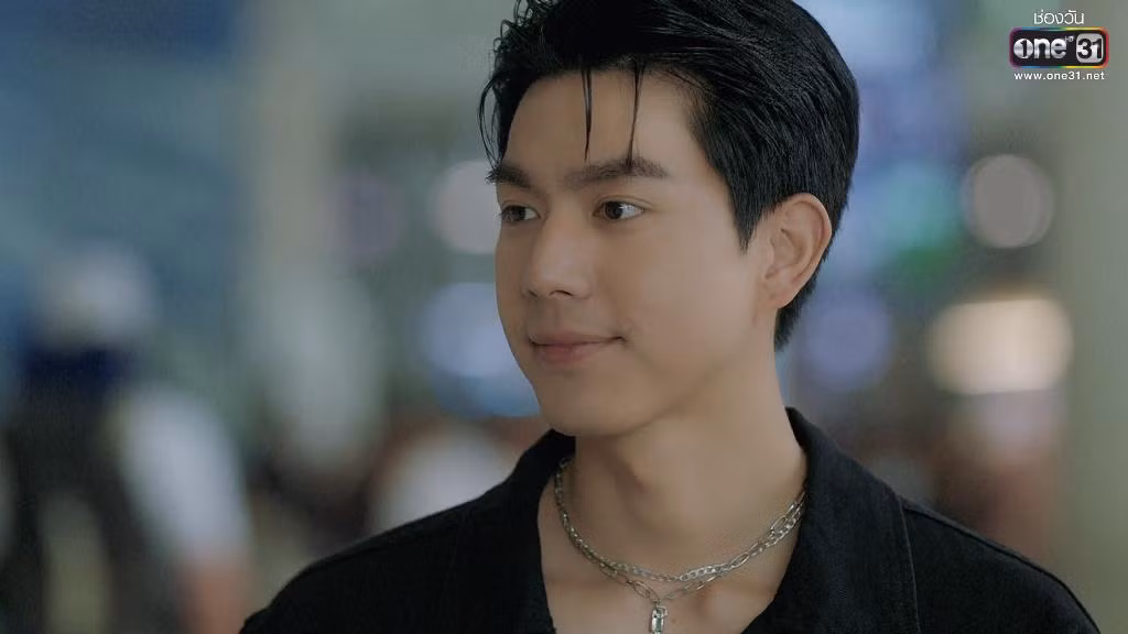 Ở Thỏ Ngọc Nơi Cung Trăng, Bright gây vấn vương với một Jay hệt như "cờ đỏ di động" nhưng thực chất luôn dành trái tim chung thủy cho Phitcha.