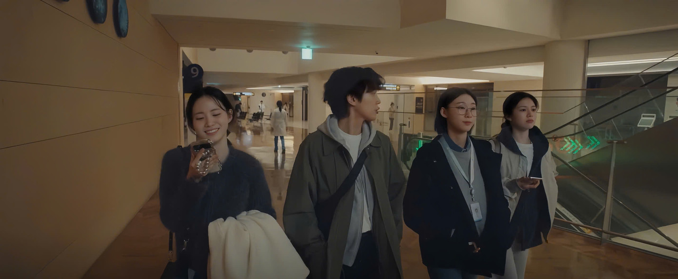 Bất kể bản thân có "bết" đến mấy, Nam Kyung vẫn luôn buộc tóc gọn gàng bằng scrunchies hoặc cột tóc nơ đồng màu với trang phục thay vì buộc vội bằng dây thun.