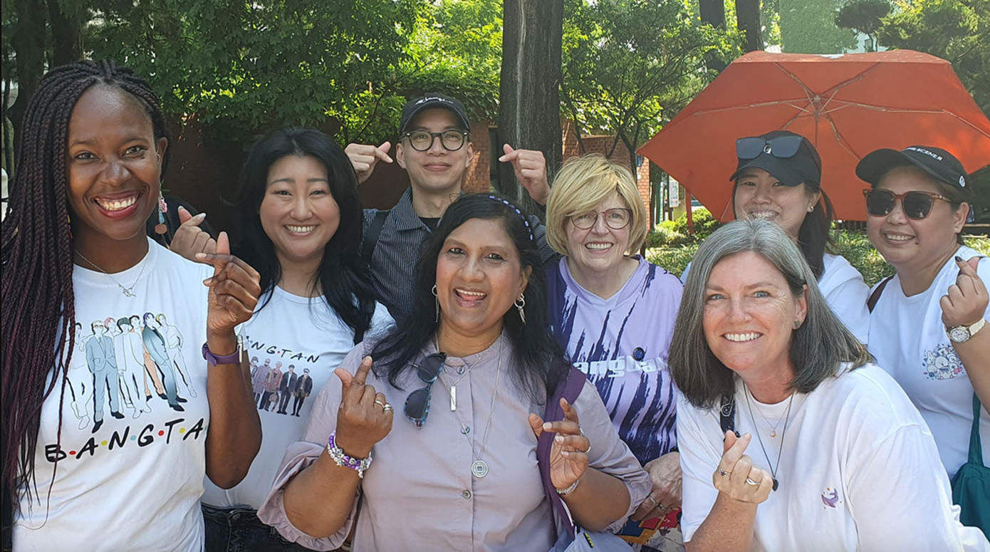 Không kể giới tính, độ tuổi hay quốc gia, ARMY cùng nhau tận hưởng hết mình. Không kể giới tính, độ tuổi hay quốc gia, ARMY cùng nhau tận hưởng hết mình.