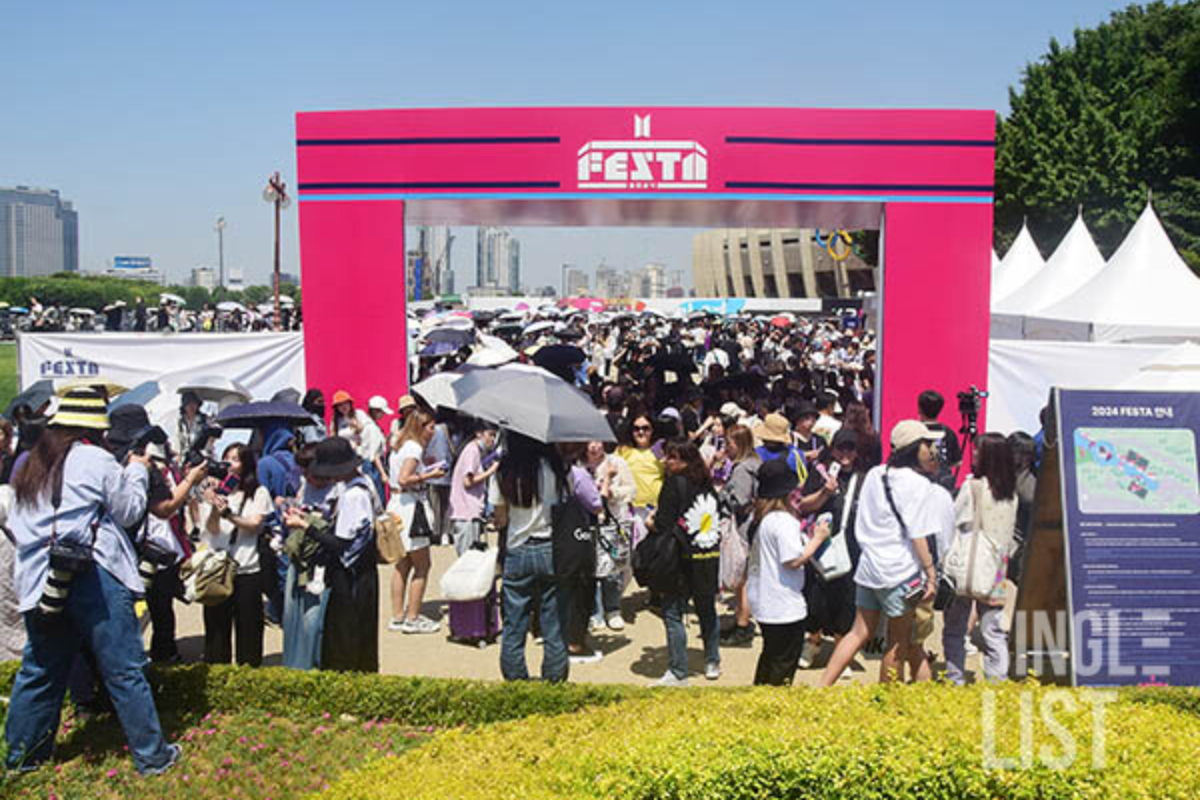 BTS FESTA 2024: ARMY "chột dạ" khi j-hope hỏi "Có cõng Sun Jae chạy không?" ảnh 1 BTS FESTA 2024: ARMY "chột dạ" khi j-hope hỏi "Có cõng Sun Jae chạy không?" ảnh 1