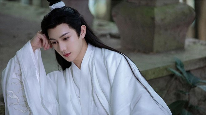 Ở vai chính đầu tay trong Thiên Hồ Đại Nhân Thân Ái (2023), anh còn bị mỉa mai vì diễn xuất lờ đờ, vô cảm và tạo hình "kém sắc". Ở vai chính đầu tay trong Thiên Hồ Đại Nhân Thân Ái (2023), anh còn bị mỉa mai vì diễn xuất lờ đờ, vô cảm và tạo hình "kém sắc".