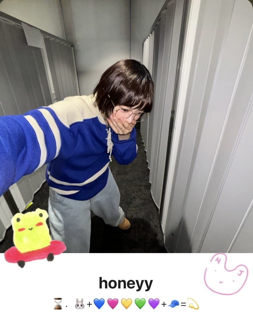 Các trái tim trong bài đăng của Jung Kook trùng khớp với thứ tự trái tim đại diện cho NewJeans. Các trái tim trong bài đăng của Jung Kook trùng khớp với thứ tự trái tim đại diện cho NewJeans.