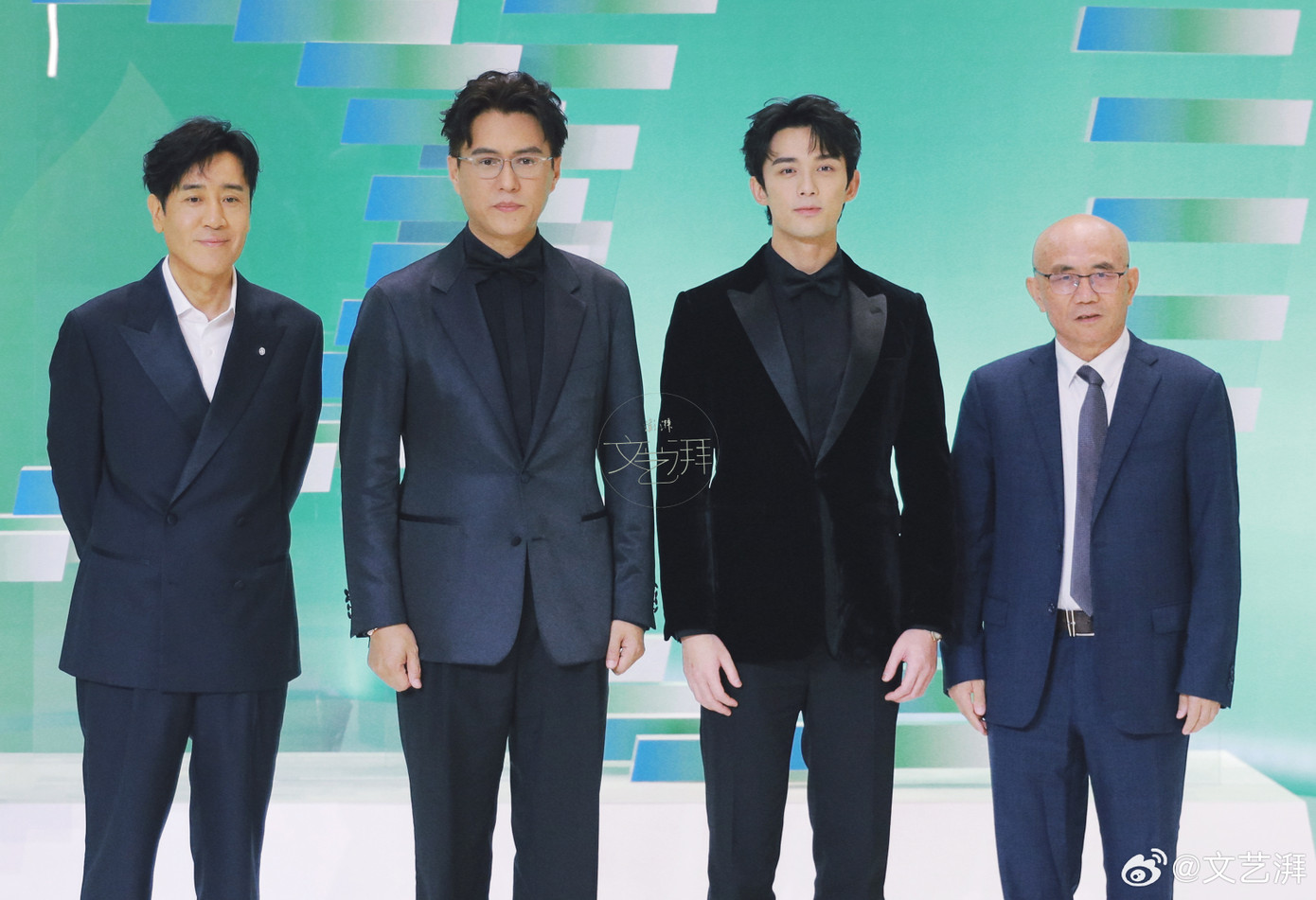 Ngô Lỗi lịch lãm sánh bước cùng dàn diễn viên của Năm Tháng Tây Bắc. Trong đó, nam diễn viên Cận Đông là cái tên sáng giá cho giải Thị Đế năm nay.