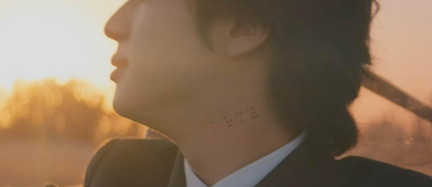 Dòng chữ "ARMY" được viết bằng kiểu chữ nổi dành cho người khiếm thị khiến người hâm mộ cảm động. Dòng chữ "ARMY" được viết bằng kiểu chữ nổi dành cho người khiếm thị khiến người hâm mộ cảm động.