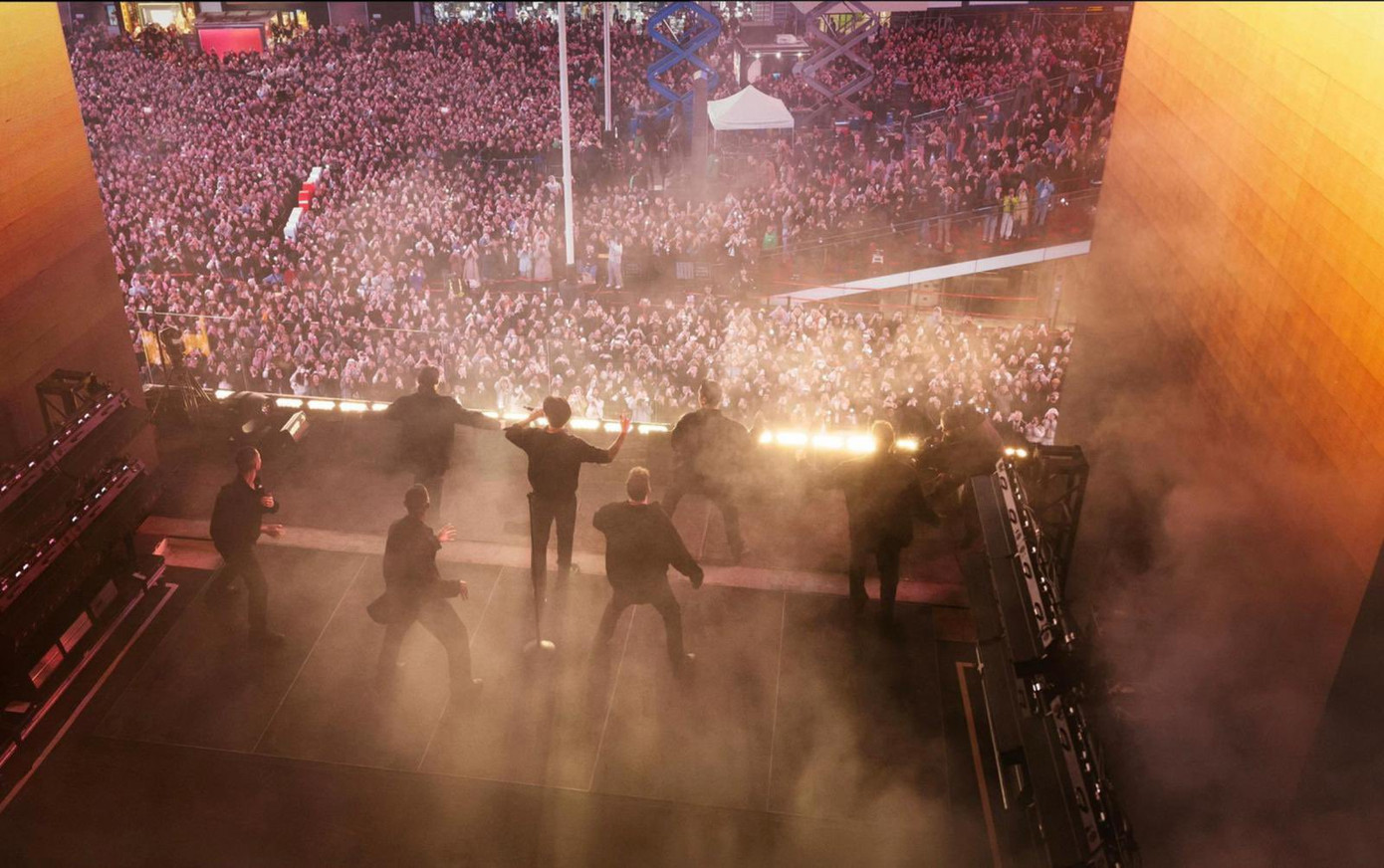 Vừa qua em út BTS đã khiến người hâm mộ được dịp "nở mũi" tự hào với màn trình diễn bùng nổ tại Quảng trường Thời Đại (Times Square). Vừa qua em út BTS đã khiến người hâm mộ được dịp "nở mũi" tự hào với màn trình diễn bùng nổ tại Quảng trường Thời Đại (Times Square).