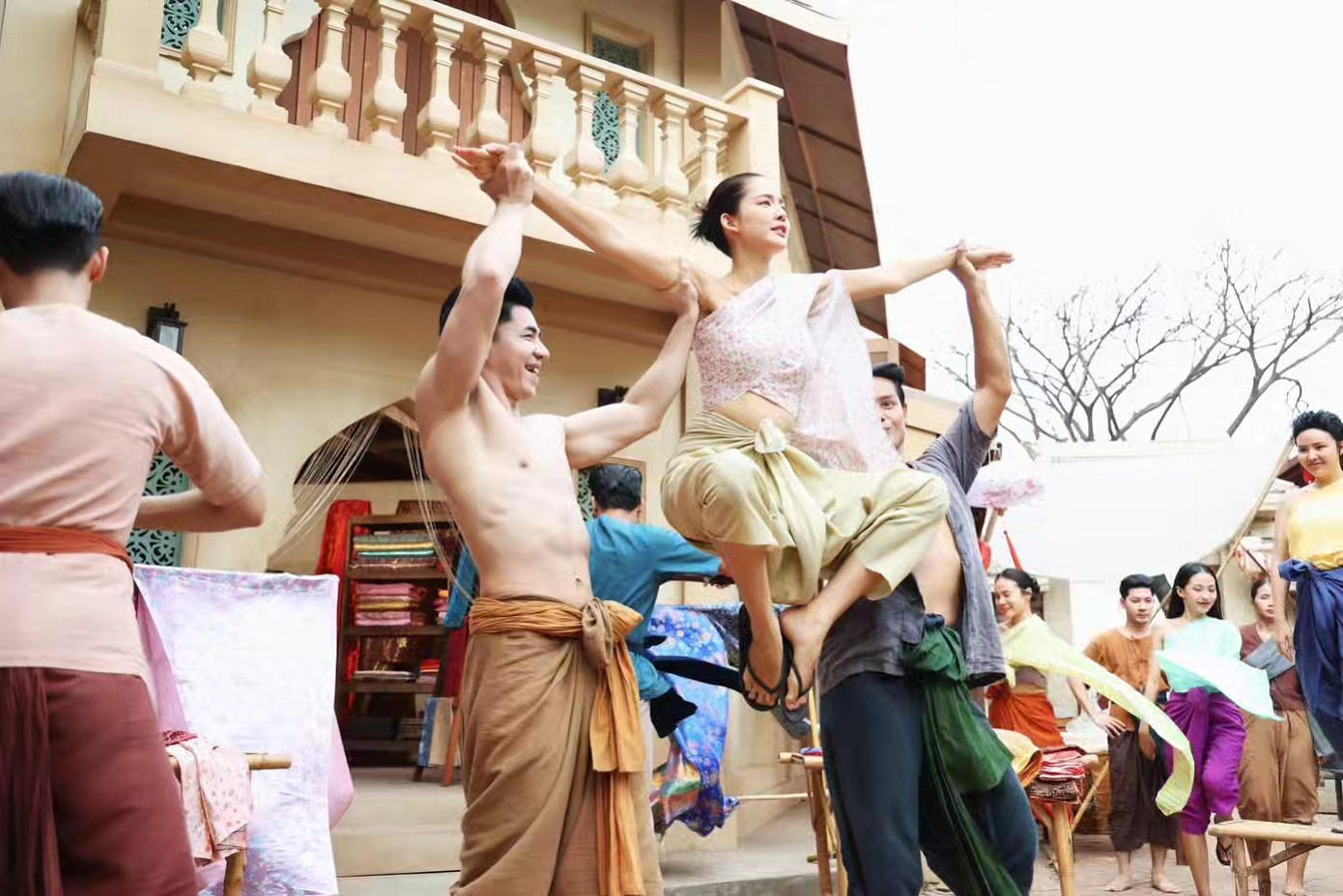 Để Boonta có thể chiếm thiện cảm của công chúng nhờ những phút giây "mát mát", Bow cũng không ngại lăn xả để làm xấu mình.