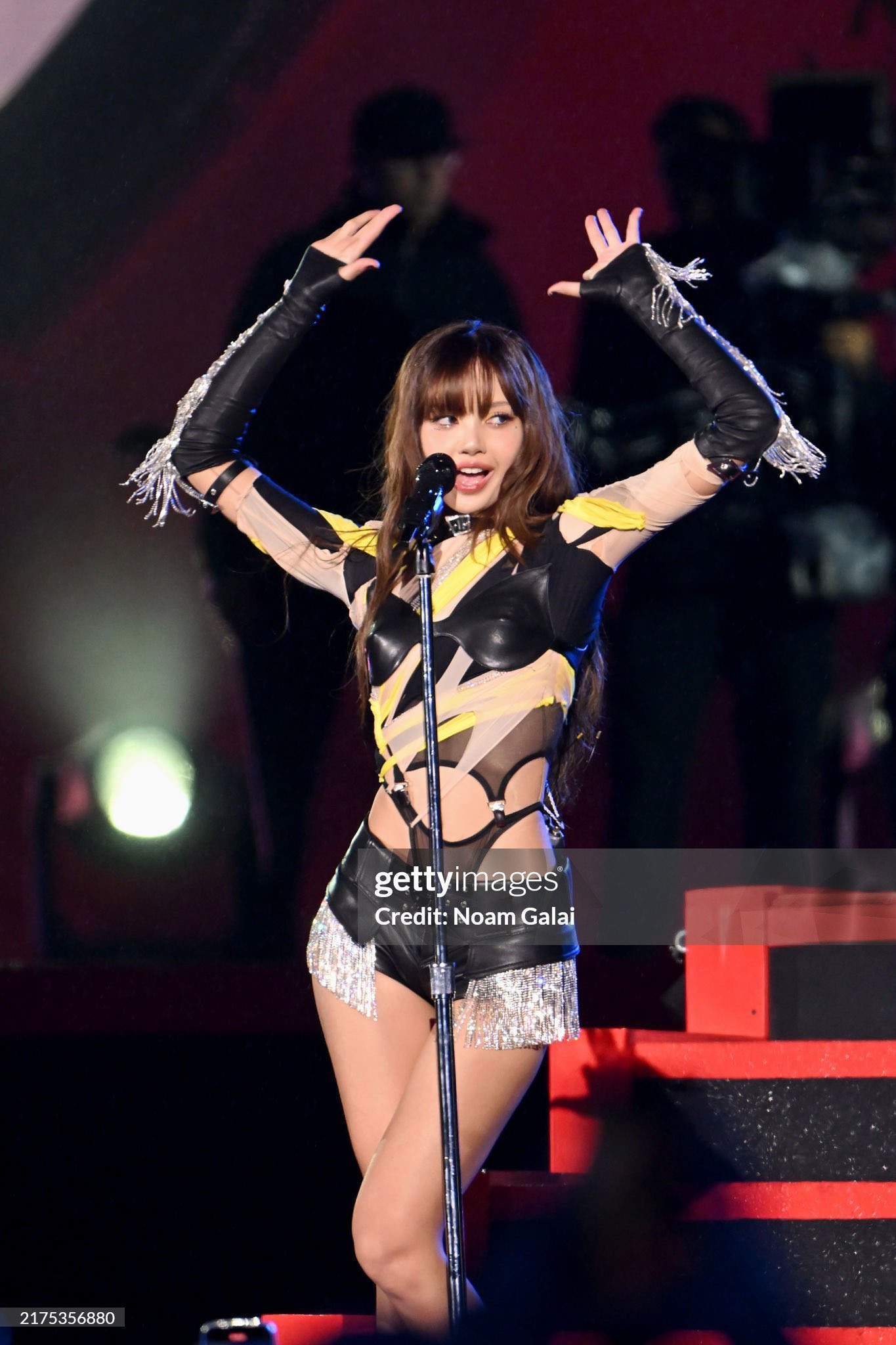 Fan đùa rằng nếu Louis Vuitton không đến trước thì Mugler có lẽ đã &quot;chộp&quot; Lisa làm Đại sứ của mình với hàng loạt đãi ngộ &quot;đỉnh nóc&quot; mà nhà mốt này dành cho cô.