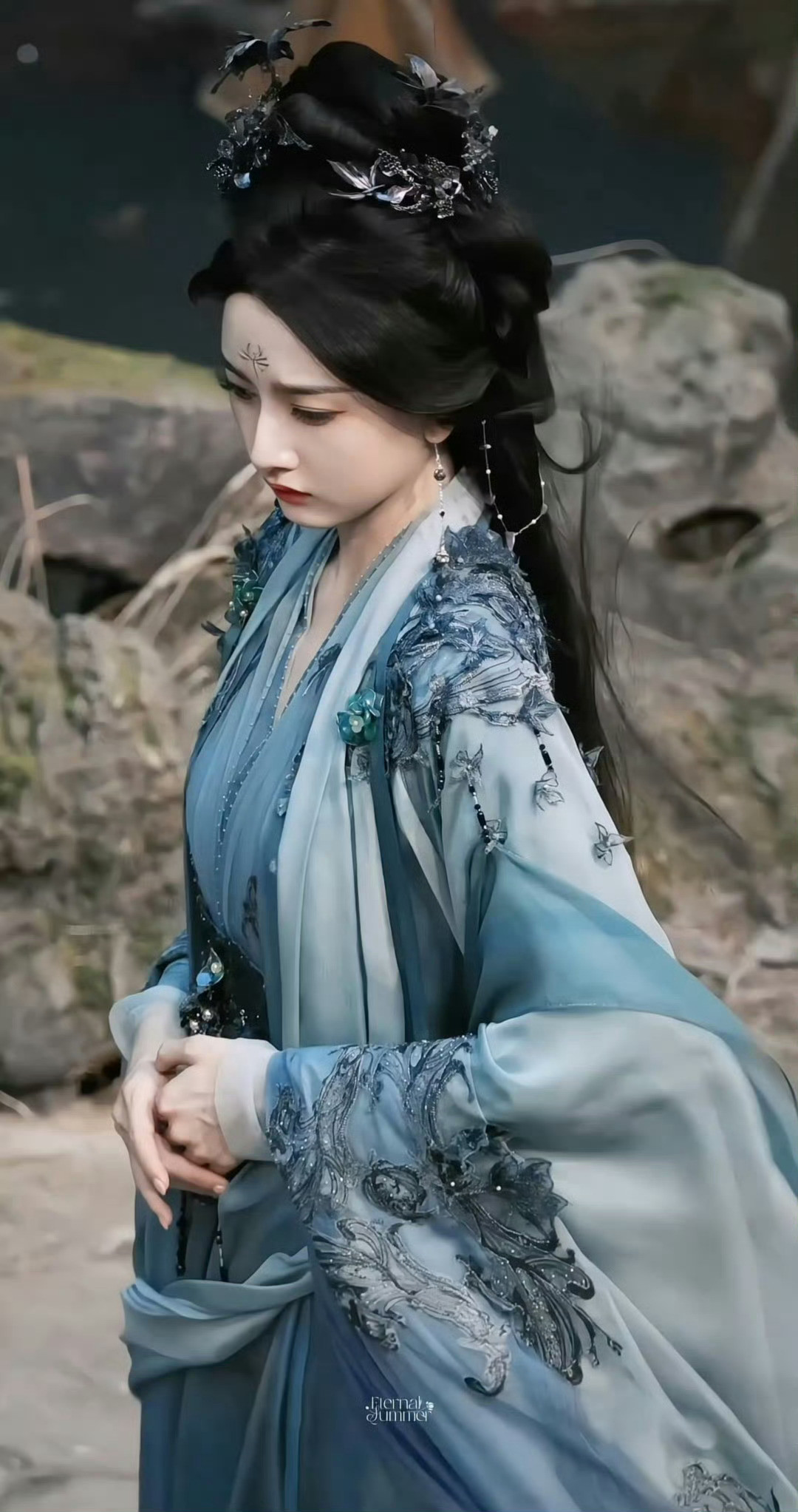 Hình ảnh leak tạo hình của Tống Tổ Nhi trong phim Liêu Trai (đang quay) khiến dư luận trầm trồ trước dung mạo sắc sảo của nữ diễn viên. Có vẻ như cô sẽ góp mặt với vai trò cameo. Hình ảnh leak tạo hình của Tống Tổ Nhi trong phim Liêu Trai (đang quay) khiến dư luận trầm trồ trước dung mạo sắc sảo của nữ diễn viên. Có vẻ như cô sẽ góp mặt với vai trò cameo.