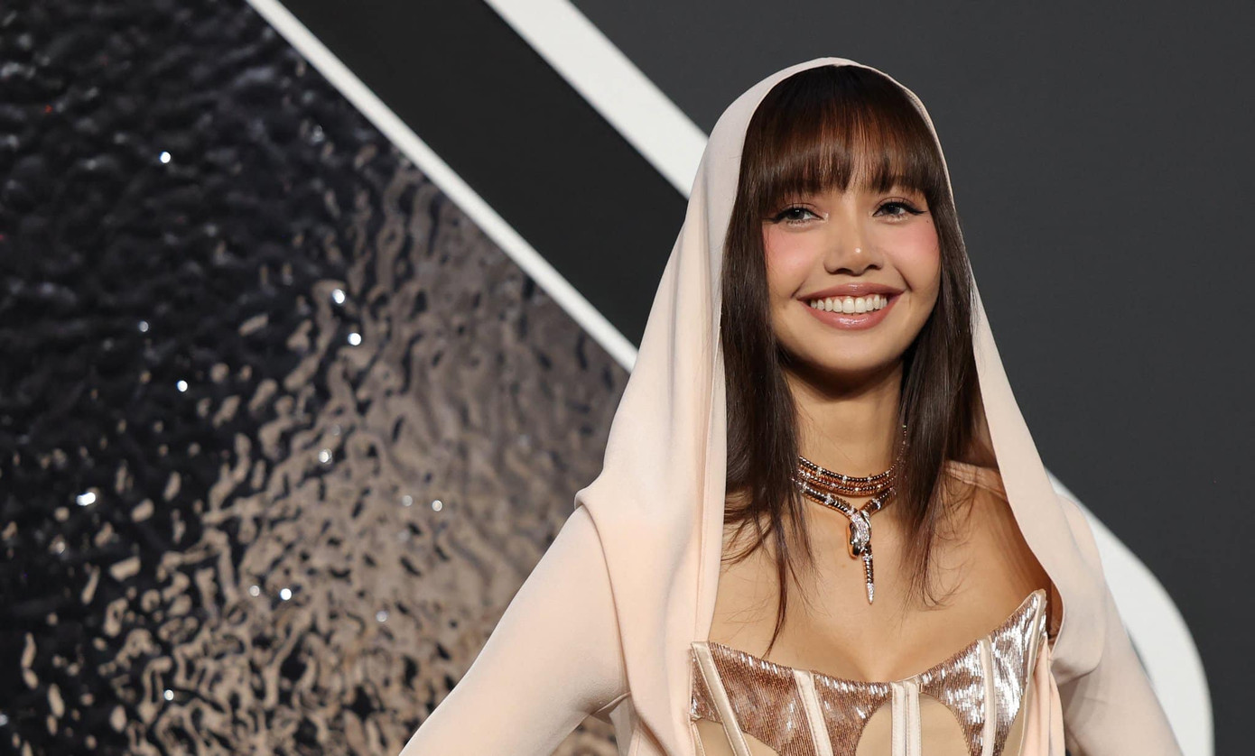 “Tôi muốn thứ gì đó có giá trị vượt thời gian và mang màu sắc cổ điển”, Lisa chia sẻ với MTV về lý do lựa chọn outfit này.