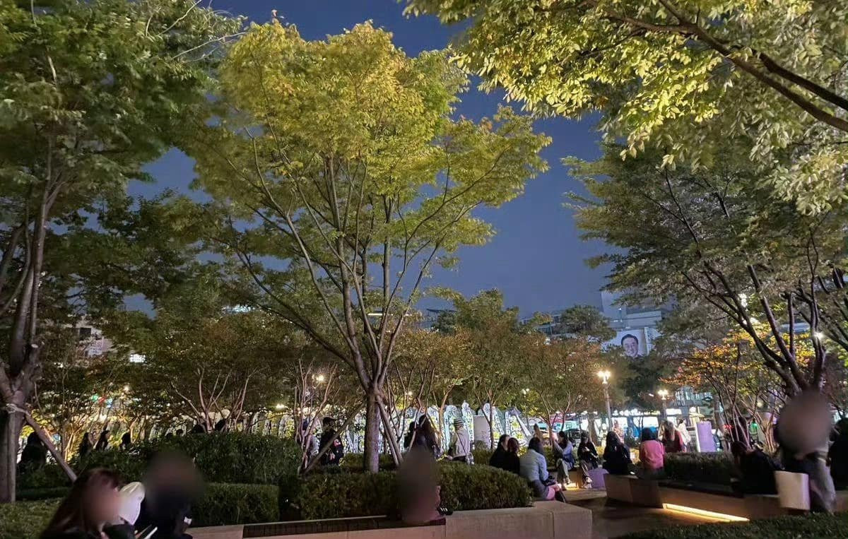 Không gian &quot;nhộn nhịp&quot; dưới chân tòa nhà SM.