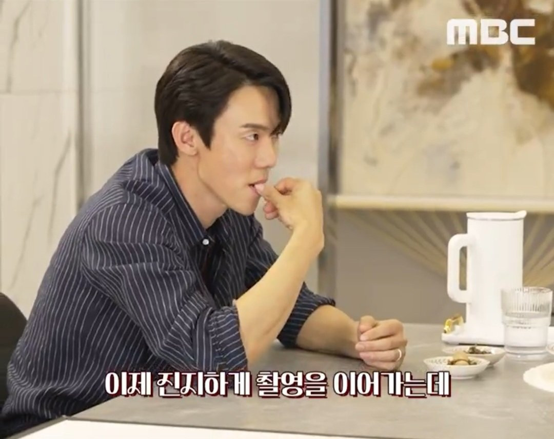 Sự ngại ngùng của Soo Bin càng là chất xúc tác cho không khí ám muội giữa cặp đôi, khiến các &quot;Chuông con&quot; (tên dân mạng Việt gọi fan phim) không ngừng &quot;réo tên&quot; Dispatch.