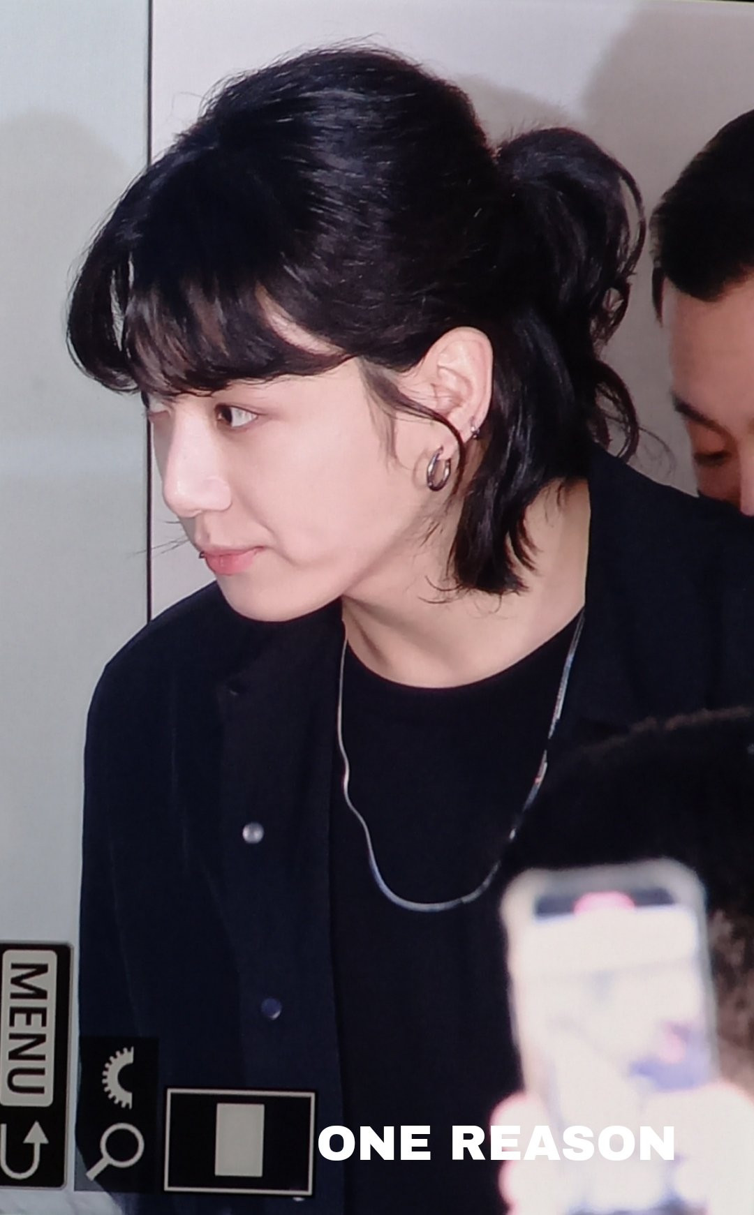 Kiểu tóc cột nửa đầu khiến Jung Kook thêm phong cách. - Ảnh: Twitter @ONE_REASON_JK Kiểu tóc cột nửa đầu khiến Jung Kook thêm phong cách. - Ảnh: Twitter @ONE_REASON_JK