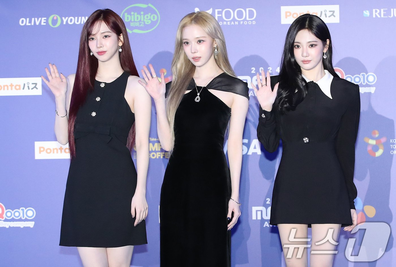 aespa "khuấy đảo" thảm đỏ MAMA với nhan sắc vô thực. Giselle vắng mặt vì đang trong quá trình hồi phục từ việc bị dị ứng. aespa "khuấy đảo" thảm đỏ MAMA với nhan sắc vô thực. Giselle vắng mặt vì đang trong quá trình hồi phục từ việc bị dị ứng.