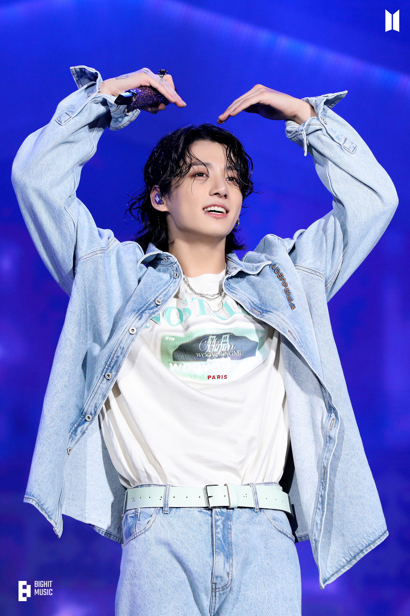 &quot; Mình cũng là con người mà và ARMY cũng vậy, mọi người sẽ hiểu những chuyện này thôi. Sẽ thật tốt nếu chúng ta có thể quan tâm đến nhau theo cách tốt đẹp hơn&quot;, Jung Kook chia sẻ.