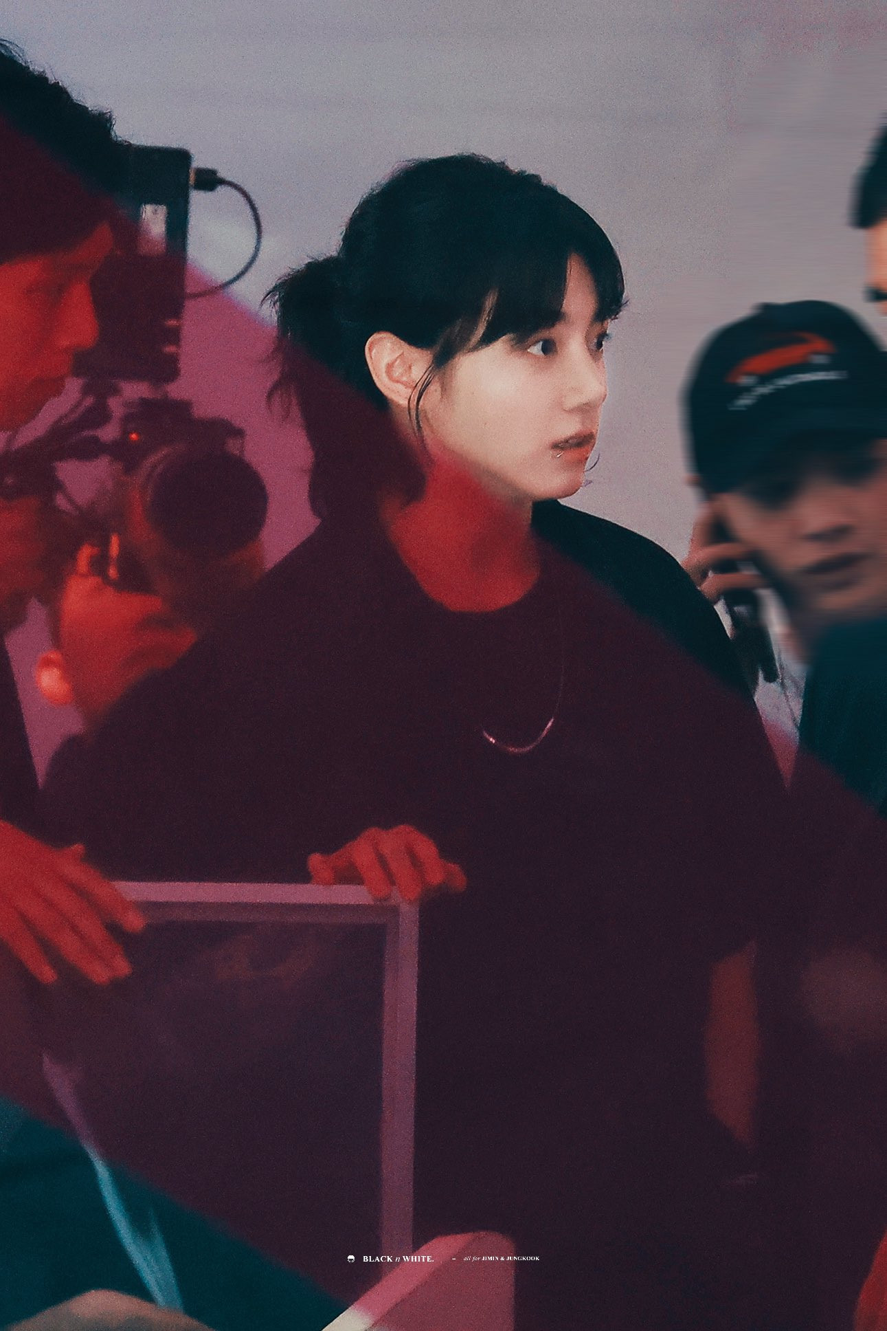 Tuy nhiên, anh vẫn không giấu được vẻ đáng yêu với đôi mắt to tròn đặc trưng. - Ảnh: Twitter @blacknwhite_km Tuy nhiên, anh vẫn không giấu được vẻ đáng yêu với đôi mắt to tròn đặc trưng. - Ảnh: Twitter @blacknwhite_km