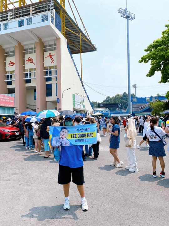 Các fan xếp hàng rất đông bên ngoài khu vực tổ chức. Ảnh : Facebook Nguyen My Linh