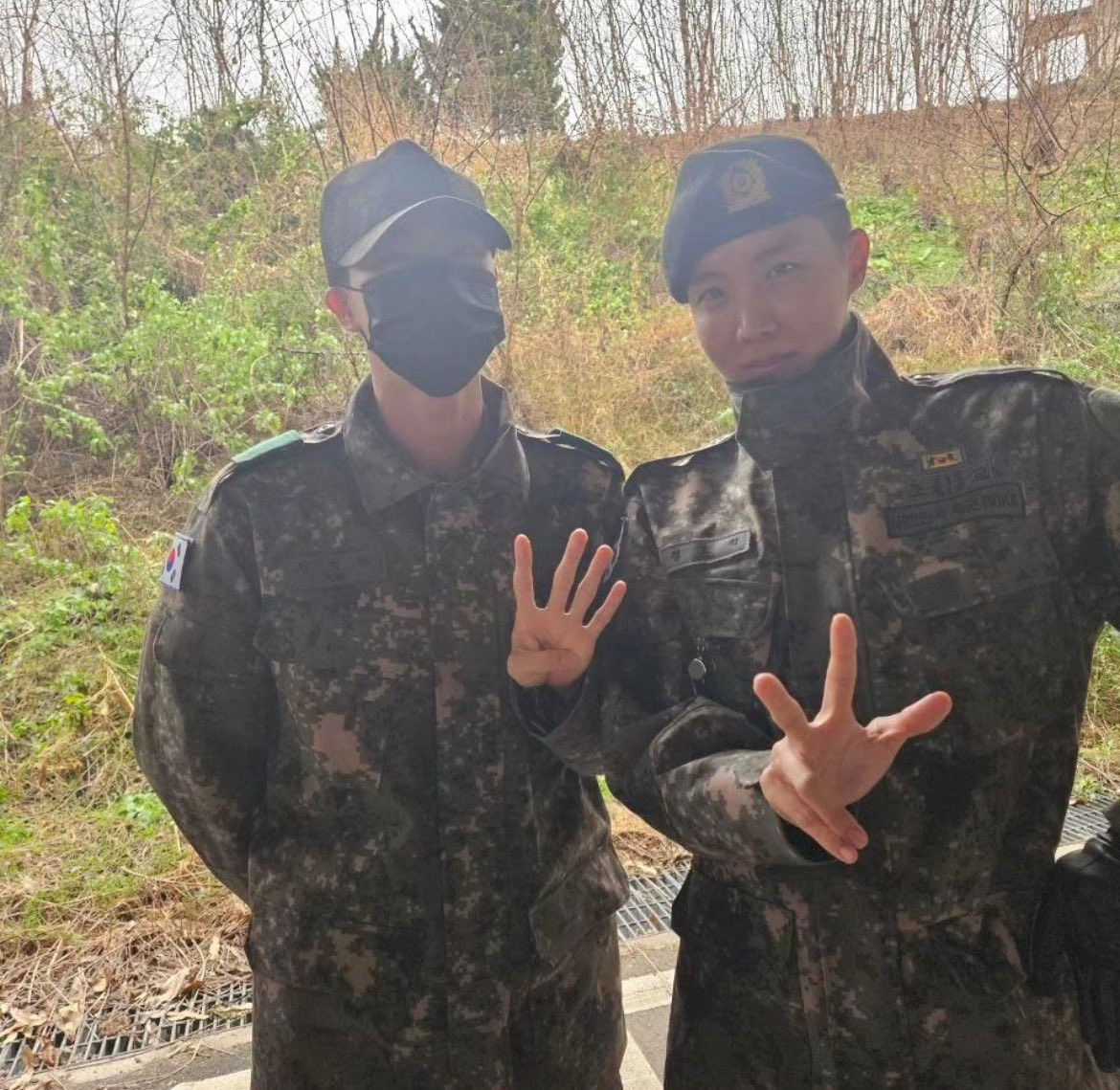 Anh cả tiện thể "flex" luôn chức vụ hiện tại của bản thân và j-hope lần lượt là Trung sĩ và Hạ sĩ. Anh cả tiện thể "flex" luôn chức vụ hiện tại của bản thân và j-hope lần lượt là Trung sĩ và Hạ sĩ.