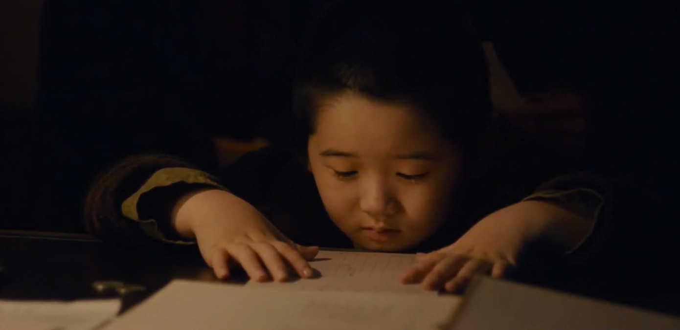 Giây phút Mozasu đọc được dòng điện tín mà Kyunghee báo tin rằng Isak sắp chết, cậu bé vô lo dường như đã lờ mờ nhận ra bi kịch của cả chiến tranh và gia đình mình.