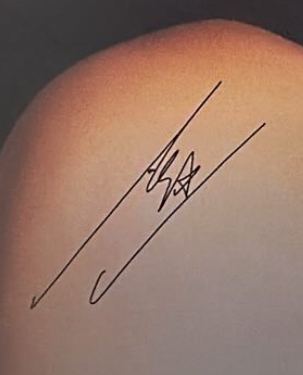 Các netizen so sánh để cho thấy sự khác biệt giữa chữ ký trong story do Lisa đăng tải và chữ ký mà fan nhận được.