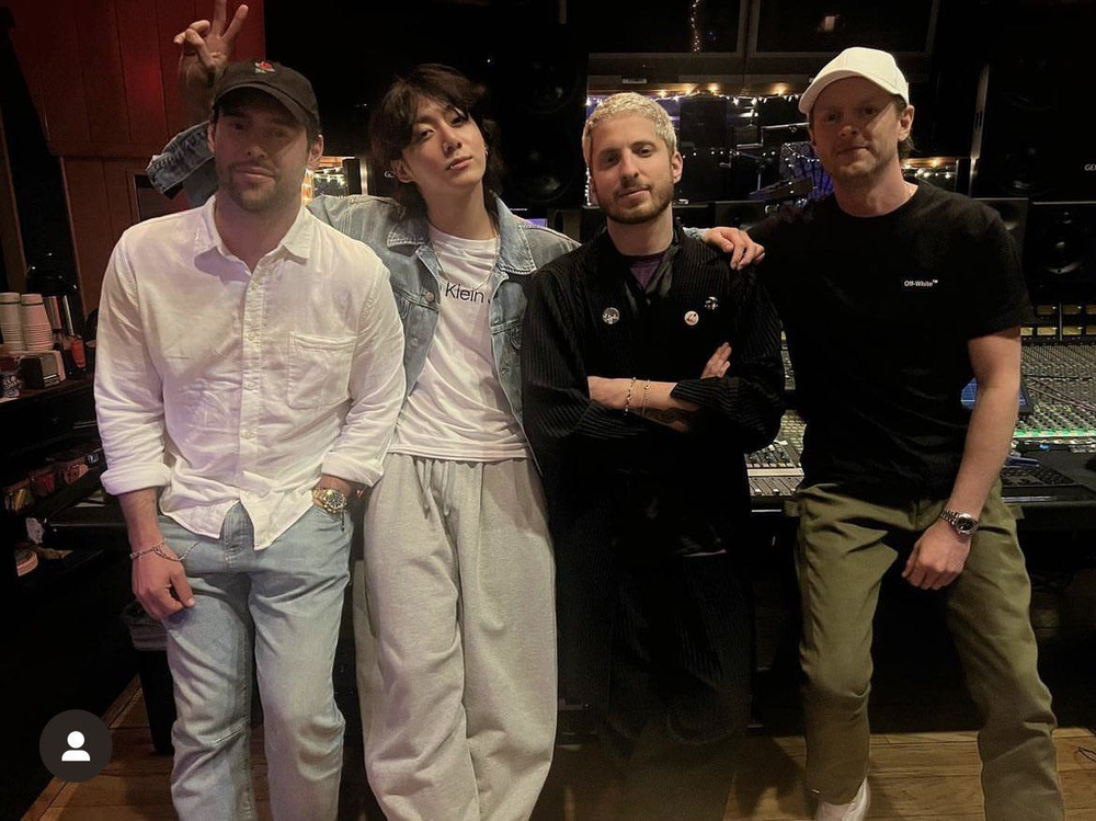Scooter Braun đăng ảnh chụp ở studio cùng Jung Kook vào tháng 4. Scooter Braun đăng ảnh chụp ở studio cùng Jung Kook vào tháng 4.