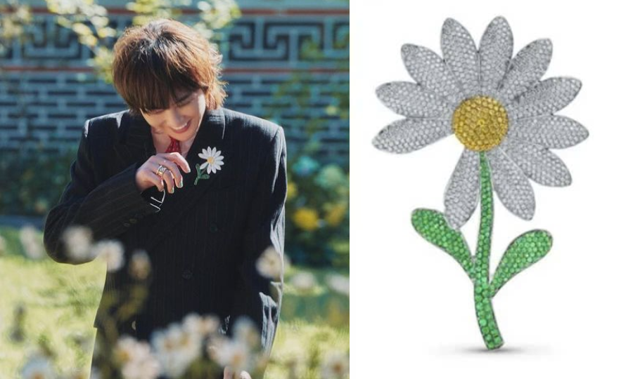 Điểm nhấn trong tổng thể trang phục của G-Dragon chính là chiếc trâm cài hình hoa cúc mất một cánh - biểu tượng thương hiệu PEACEMINUSONE của anh. Điểm nhấn trong tổng thể trang phục của G-Dragon chính là chiếc trâm cài hình hoa cúc mất một cánh - biểu tượng thương hiệu PEACEMINUSONE của anh.