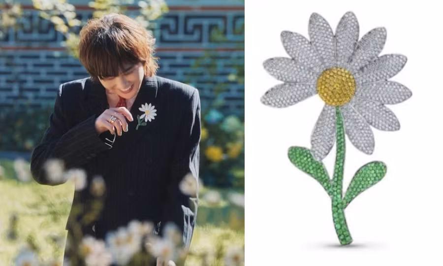 Điểm nhấn trong tổng thể trang phục của G-Dragon chính là chiếc trâm cài hình hoa cúc mất một cánh - biểu tượng thương hiệu PEACEMINUSONE của anh.