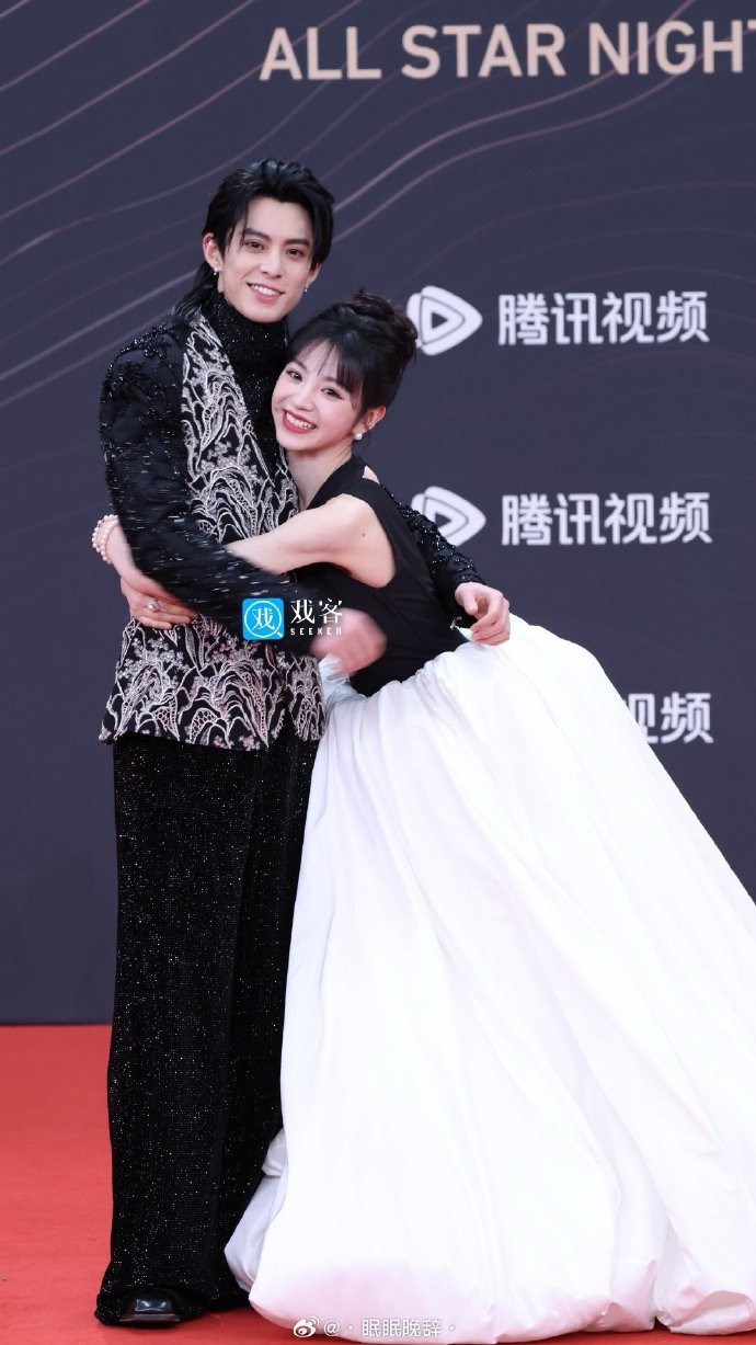 Trước đó, Vương Hạc Đệ - Điền Hi Vi cũng từng gây bão tại Tinh Quang Đại Thưởng 2023 với tạo hình và chemistry "ngọt lịm". Trước đó, Vương Hạc Đệ - Điền Hi Vi cũng từng gây bão tại Tinh Quang Đại Thưởng 2023 với tạo hình và chemistry "ngọt lịm".