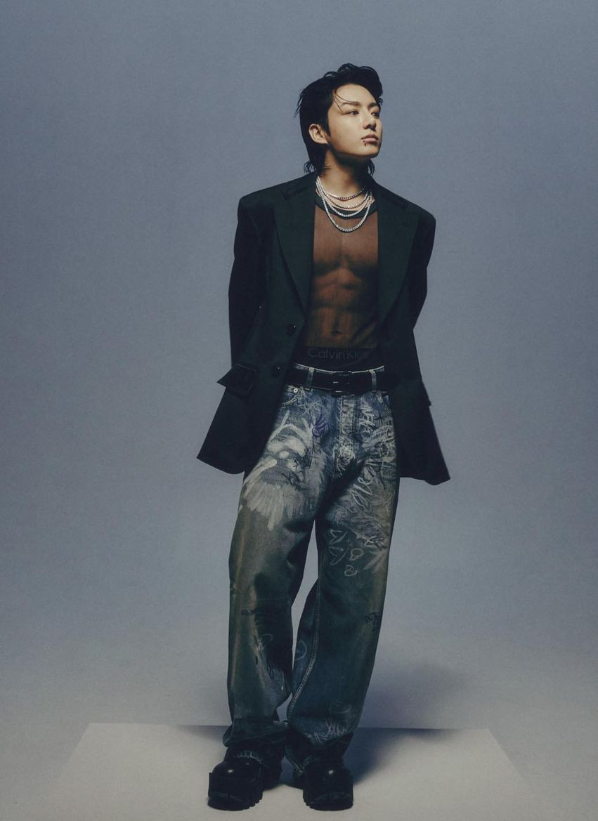 Cơ bụng lấp ló phía sau lớp áo xuyên thấu đã làm tăng gấp đôi độ của quyến rũ của Jung Kook. Cơ bụng lấp ló phía sau lớp áo xuyên thấu đã làm tăng gấp đôi độ của quyến rũ của Jung Kook.