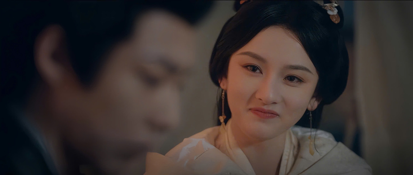 Chỉ nhìn nàng thôi mà chàng đã đờ đẫn đến mức cả người xung quanh cũng nhận ra. Chỉ nhìn nàng thôi mà chàng đã đờ đẫn đến mức cả người xung quanh cũng nhận ra.