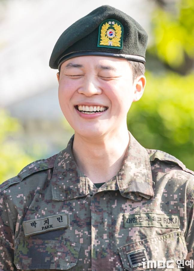 Sau 18 tháng phục vụ quân ngũ, Jimin và Jungkook tái xuất với trạng thái khỏe khoắn và hồng hào, khoe má phính siêu yêu.