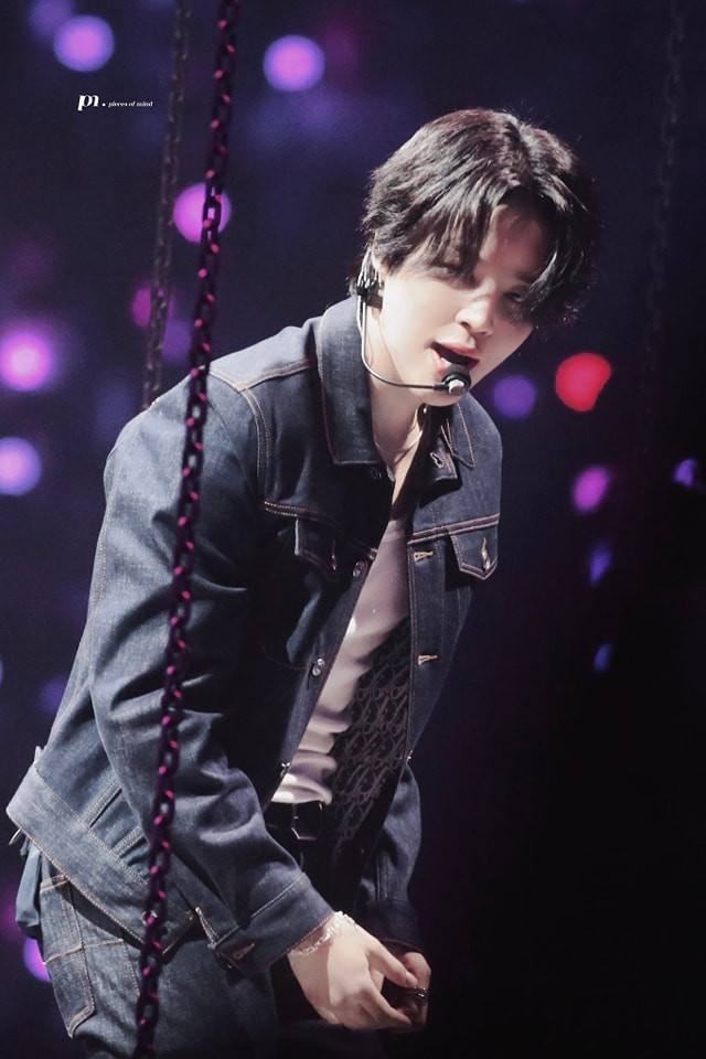 Ủng hộ người anh cùng nhóm, Jimin cũng mang lên sân khấu ca khúc Like Crazy. - Ảnh: Twitter @pieces of mind