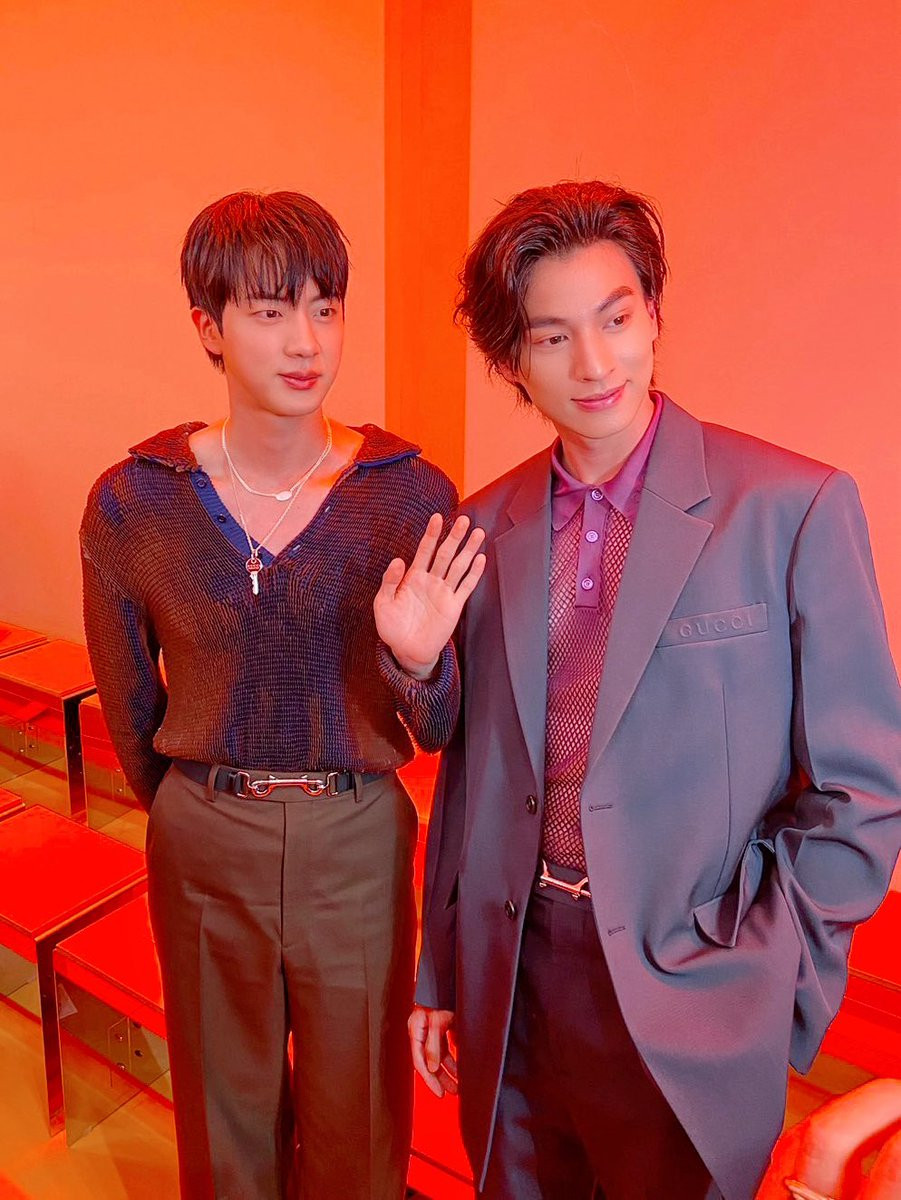 Giọng ca BTS cùng nam thần xứ Chùa Vàng Gulf Kanawut chụp ảnh.