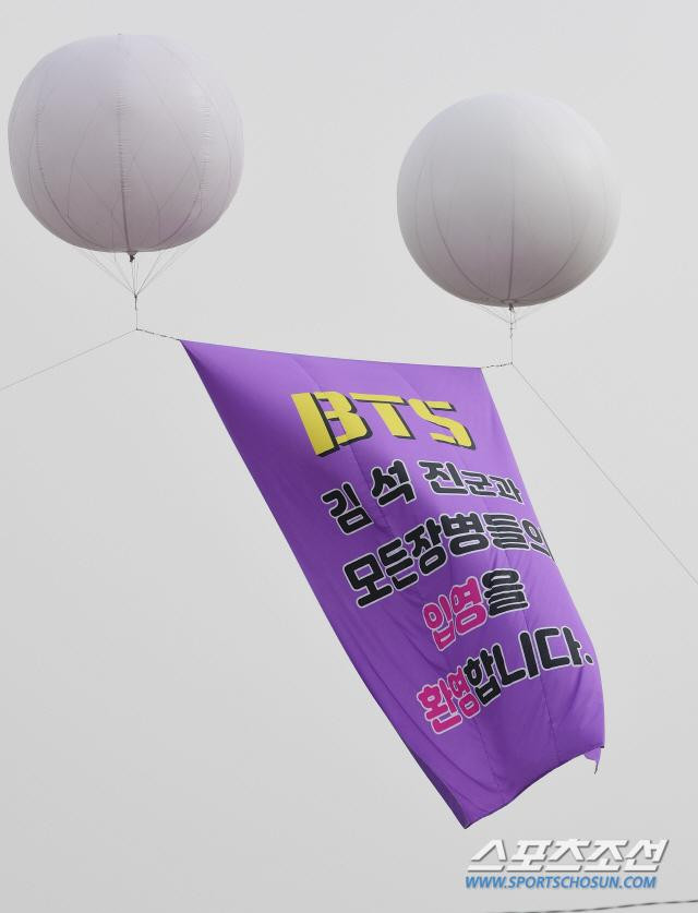 Tại địa điểm nhập ngũ, xuất hiện nhiều banner chứa đựng tình cảm của ARMY. - Ảnh: Sportschosun Tại địa điểm nhập ngũ, xuất hiện nhiều banner chứa đựng tình cảm của ARMY. - Ảnh: Sportschosun