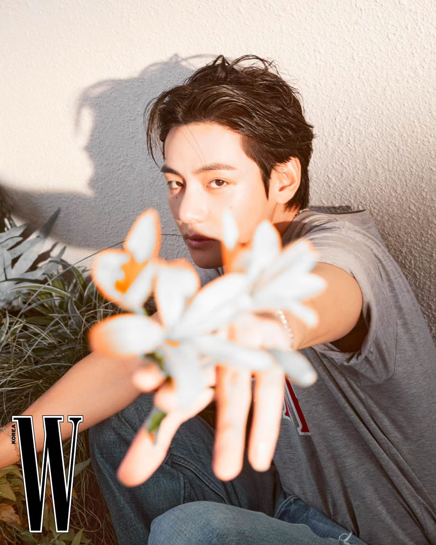 Đường nét gương mặt sắc nét khiến người hâm mộ ngắm hoài không chán.