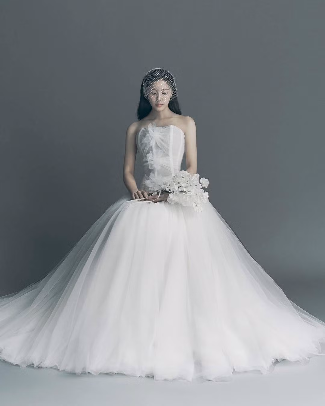 Ảnh cưới tối giản của Hyomin.