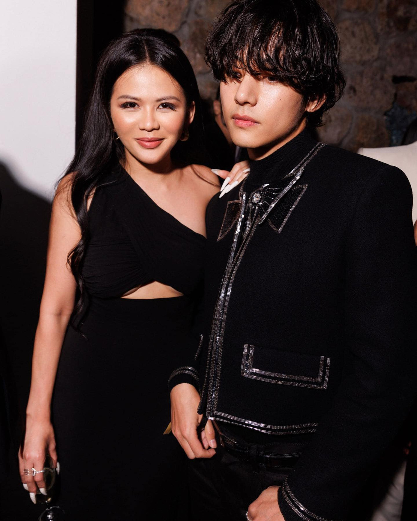 Cận cảnh nhan sắc và sống mũi trượt thẳng vào tim fan của V.