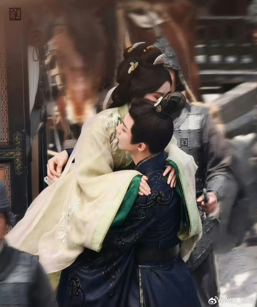 Trang phục đã chỉn chu, chiều cao tương xứng của hai diễn viên lại càng tạo nên khung cảnh hệt như bước ra từ nguyên tác, "bùng nổ" chemistry bất kể phim chưa lên sóng. Trang phục đã chỉn chu, chiều cao tương xứng của hai diễn viên lại càng tạo nên khung cảnh hệt như bước ra từ nguyên tác, "bùng nổ" chemistry bất kể phim chưa lên sóng.