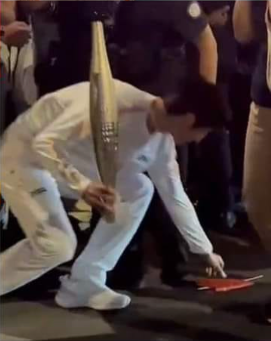 Khoảnh khắc nam diễn viên tinh tế nhặt lá quốc kỳ rơi khi đang rước đuốc nhanh chóng leo lên hạng 1 bảng Hot Search mục Giải trí của Weibo và nhận về cơn mưa lời khen.