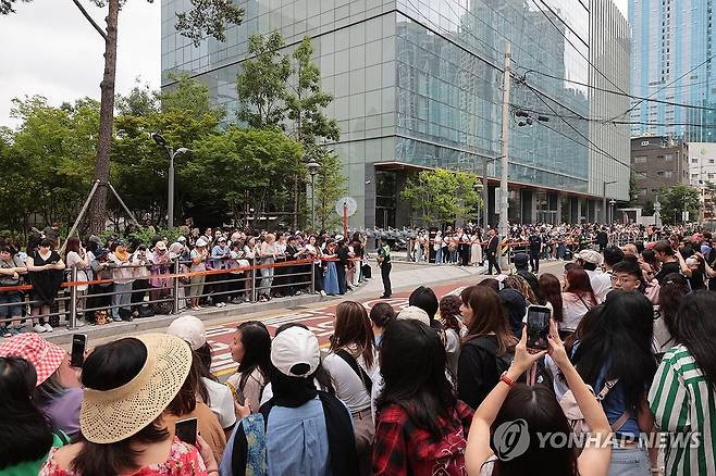 Trước trụ sở HYBE, ARMY đã vây kín trước cổng tòa nhà để chờ đón hai thành viên trở về. Trước trụ sở HYBE, ARMY đã vây kín trước cổng tòa nhà để chờ đón hai thành viên trở về.