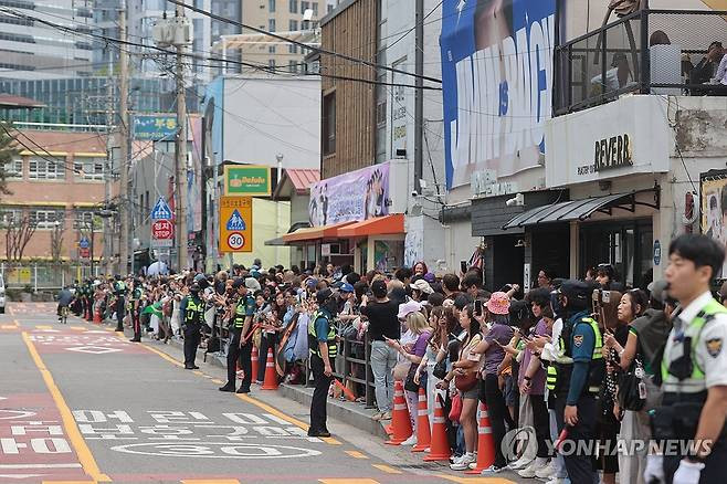 Trước trụ sở HYBE, ARMY đã vây kín trước cổng tòa nhà để chờ đón hai thành viên trở về. Trước trụ sở HYBE, ARMY đã vây kín trước cổng tòa nhà để chờ đón hai thành viên trở về.