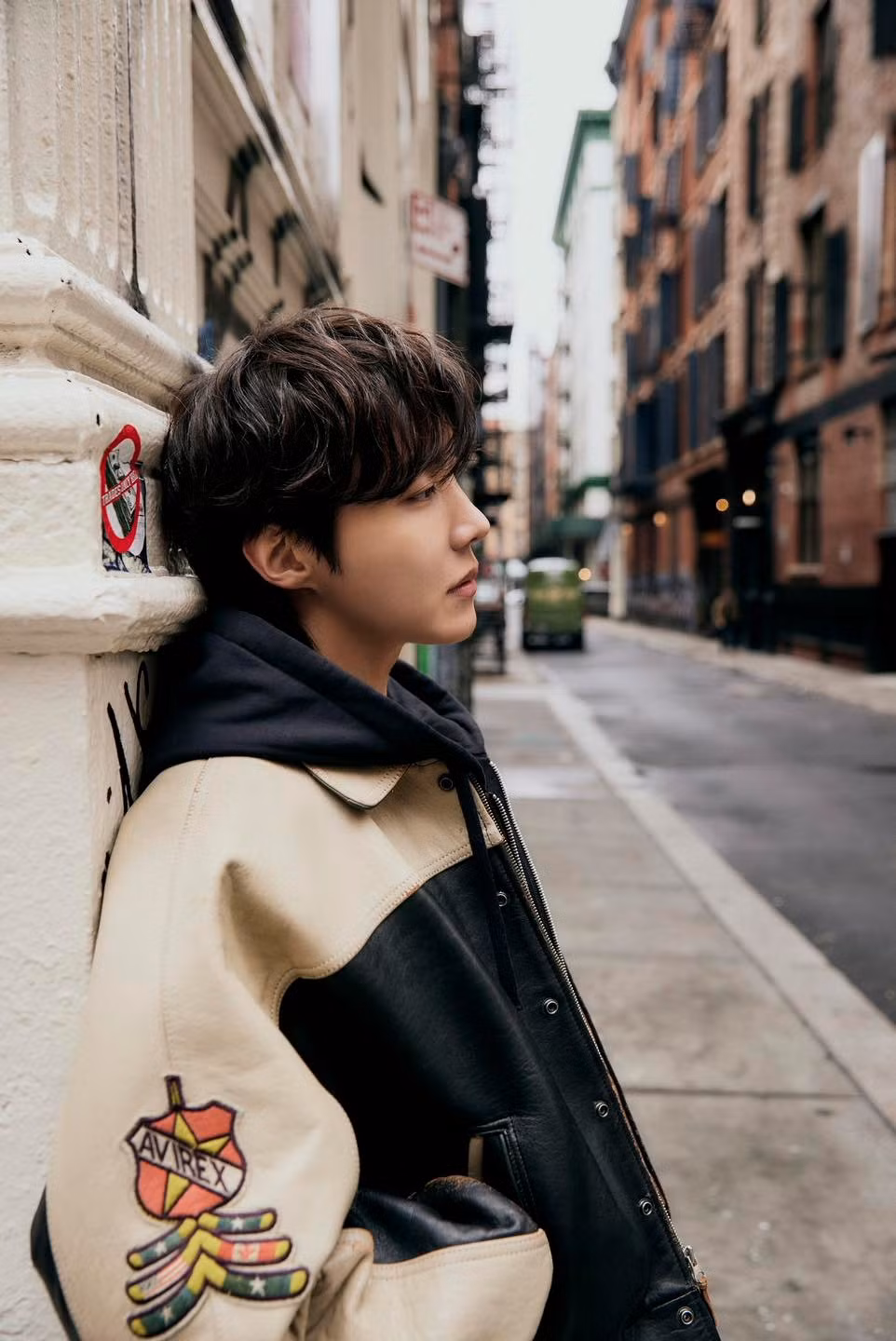 Bên cạnh đó, j-hope đã nộp đơn hủy bỏ việc hoãn nhập ngũ và sẽ là thành viên thứ hai của BTS thực hiện nghĩa vụ quân sự, tiếp nối anh cả Jin.
