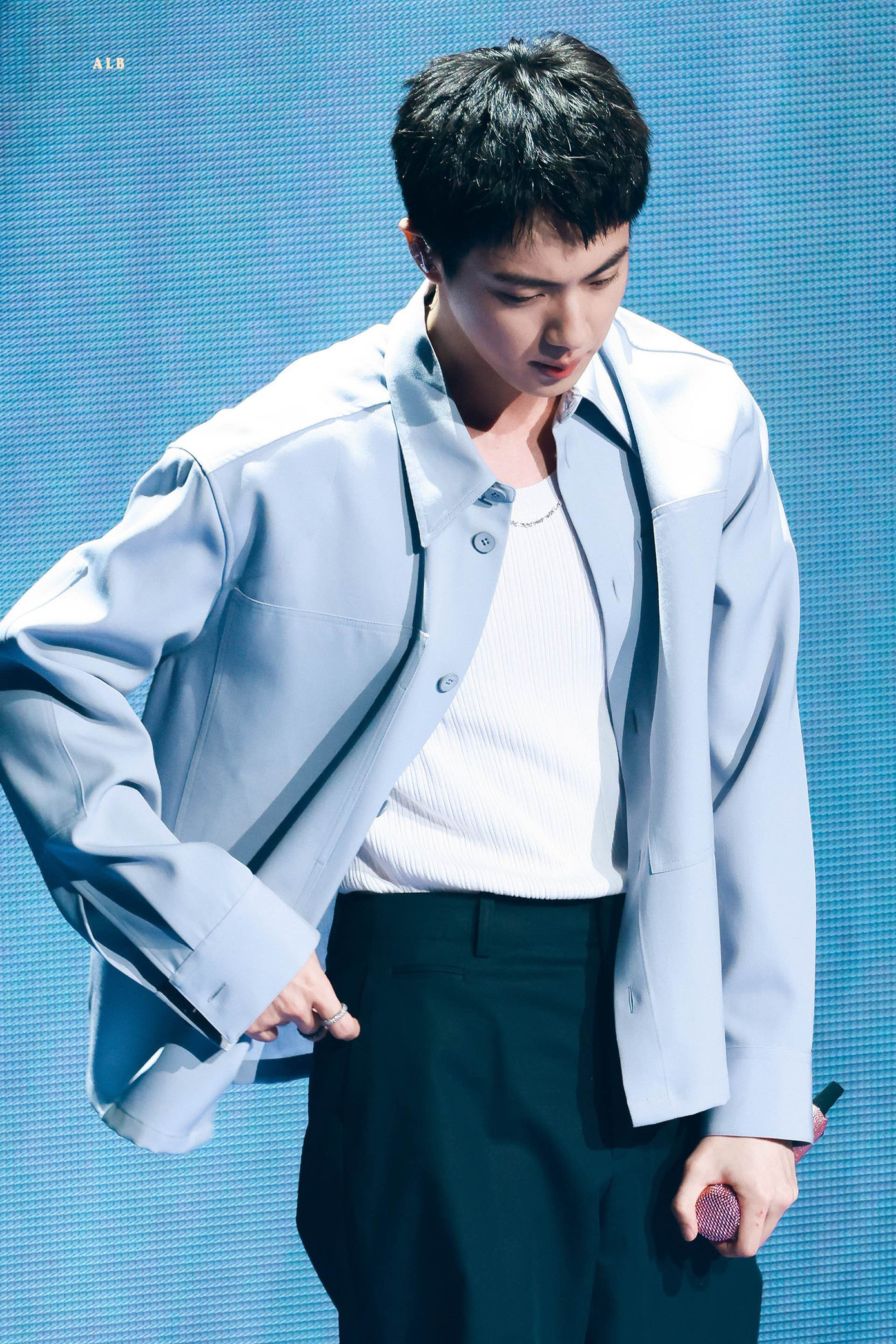 Trở lại sân khấu sau thời gian dài, Jin vẫn khiến fan thoả mãn với khả năng live ổn định.