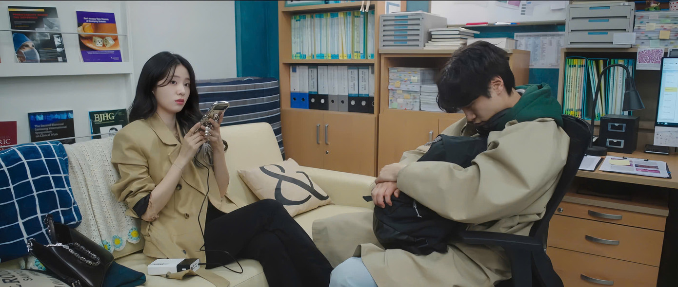 F4 ai nấy đều mang ba lô và quần áo đơn giản, chỉ có Nam Kyung là lúc nào trông cũng "bling bling" khi đến và tan làm với loạt trang phục thời thượng - áo măng tô dáng ngắn, váy đầm đến áo họa tiết ren. Điện thoại gắn ốp lấp lánh và dây đeo.