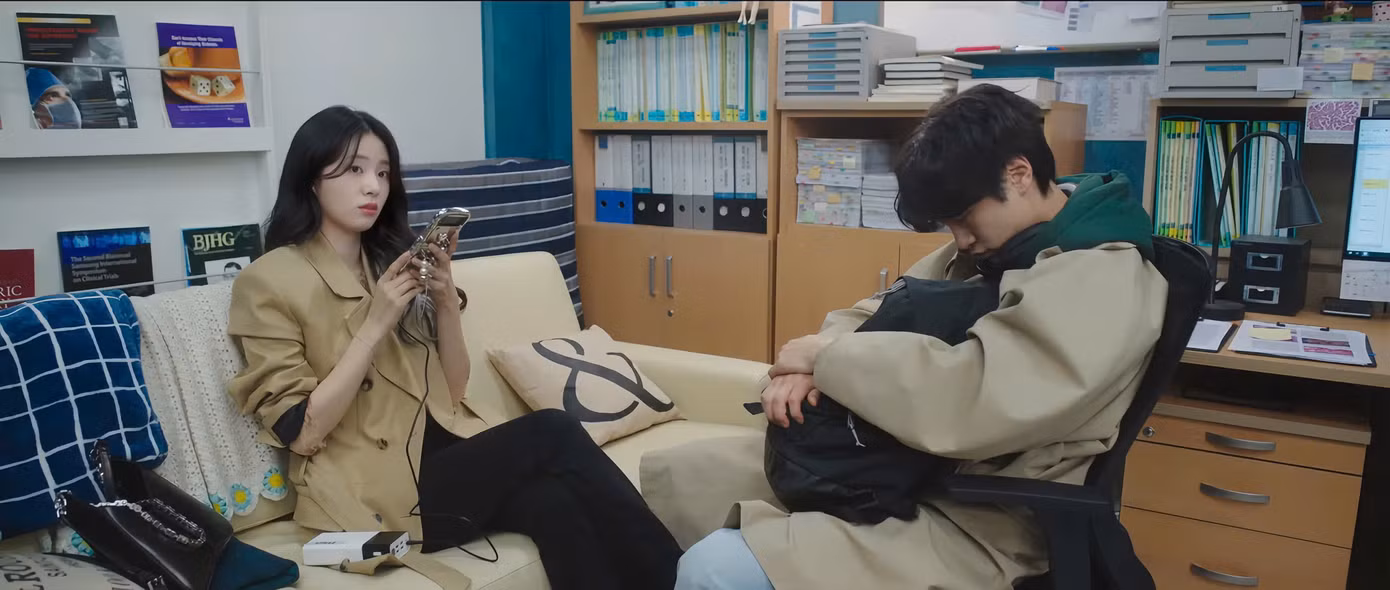F4 ai nấy đều mang ba lô và quần áo đơn giản, chỉ có Nam Kyung là lúc nào trông cũng "bling bling" khi đến và tan làm với loạt trang phục thời thượng - áo măng tô dáng ngắn, váy đầm đến áo họa tiết ren. Điện thoại gắn ốp lấp lánh và dây đeo. F4 ai nấy đều mang ba lô và quần áo đơn giản, chỉ có Nam Kyung là lúc nào trông cũng "bling bling" khi đến và tan làm với loạt trang phục thời thượng - áo măng tô dáng ngắn, váy đầm đến áo họa tiết ren. Điện thoại gắn ốp lấp lánh và dây đeo.