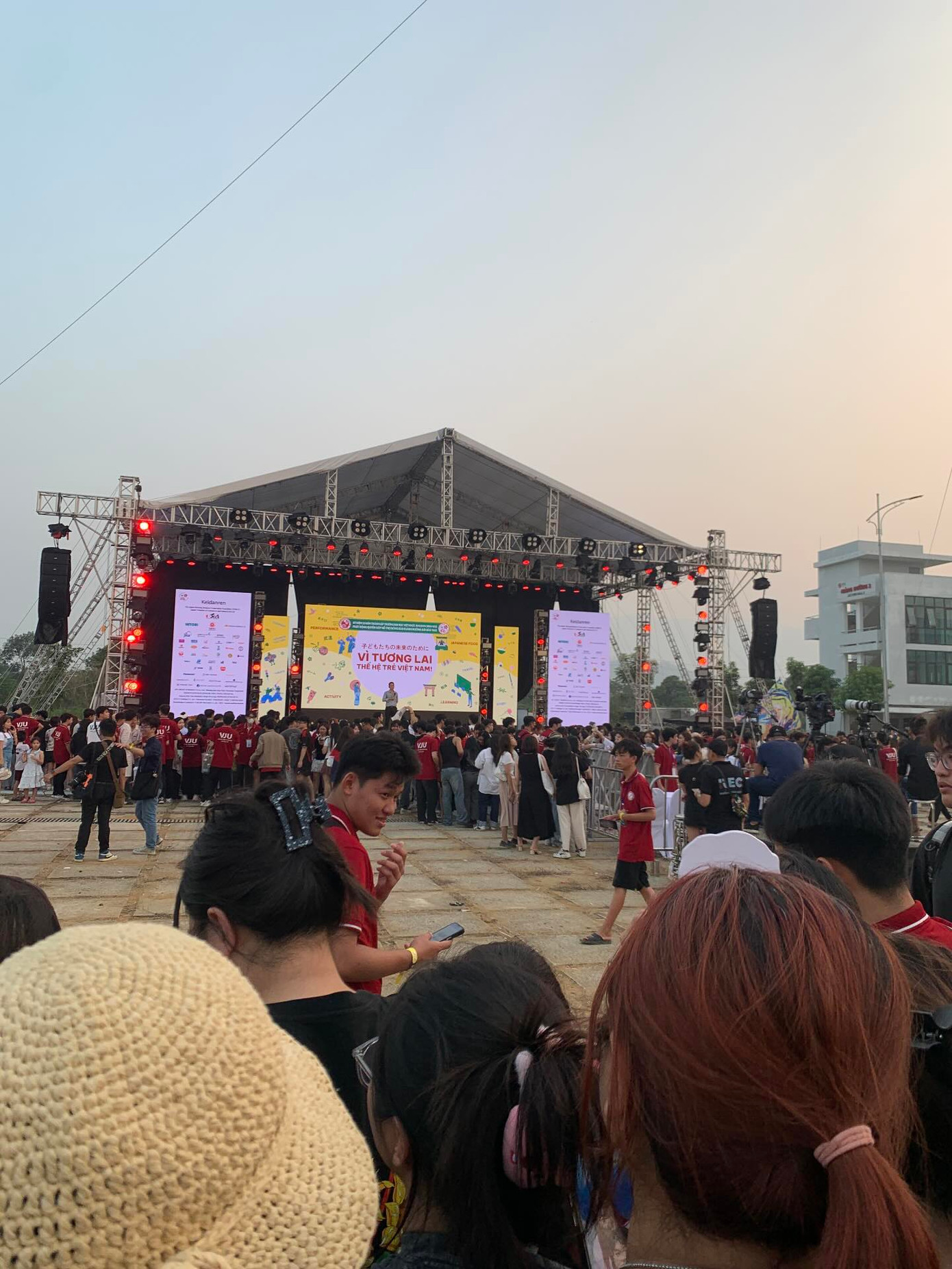 Khán giả khó hiểu khi sở hữu vé ưu tiên nhưng lại phải vào sau các hạng vé khác. Đồng thời, việc khu vực tổ chức chừa ra một chỗ trống lớn mà không có ai ngồi cũng gây khó chịu. Khán giả khó hiểu khi sở hữu vé ưu tiên nhưng lại phải vào sau các hạng vé khác. Đồng thời, việc khu vực tổ chức chừa ra một chỗ trống lớn mà không có ai ngồi cũng gây khó chịu.