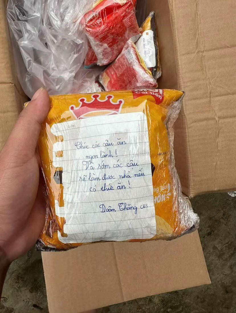 Hình ảnh những chiếc bánh mì kèm lời chúc từ các bạn học sinh lớp 4A1 trường Tiểu học Hà Nội gửi đến vùng lũ. - Ảnh: Thaidang Hình ảnh những chiếc bánh mì kèm lời chúc từ các bạn học sinh lớp 4A1 trường Tiểu học Hà Nội gửi đến vùng lũ. - Ảnh: Thaidang