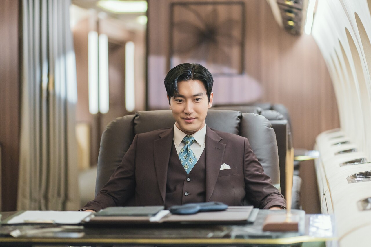 Vai tài phiệt đời thứ 3 điềm tĩnh, lạnh lùng dự đoán vẫn không cứu được nét "hề" của thành viên SUPER JUNIOR - Choi Si Won. Vai tài phiệt đời thứ 3 điềm tĩnh, lạnh lùng dự đoán vẫn không cứu được nét "hề" của thành viên SUPER JUNIOR - Choi Si Won.