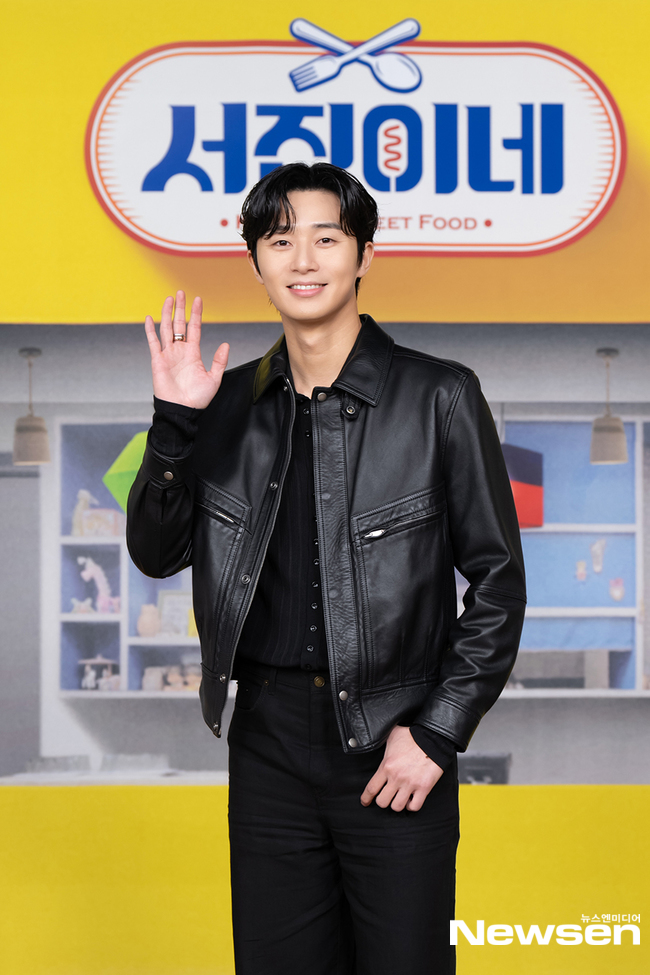 Bếp trưởng 10 điểm không có "nhưng", được CEO Lee yêu mến - Park Seo Joon. - Ảnh Newsen Bếp trưởng 10 điểm không có "nhưng", được CEO Lee yêu mến - Park Seo Joon. - Ảnh Newsen