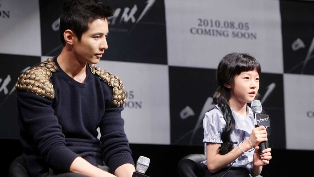 Won Bin và Kim Sae Ron trong buổi họp báo phim A Man From Nowhere.