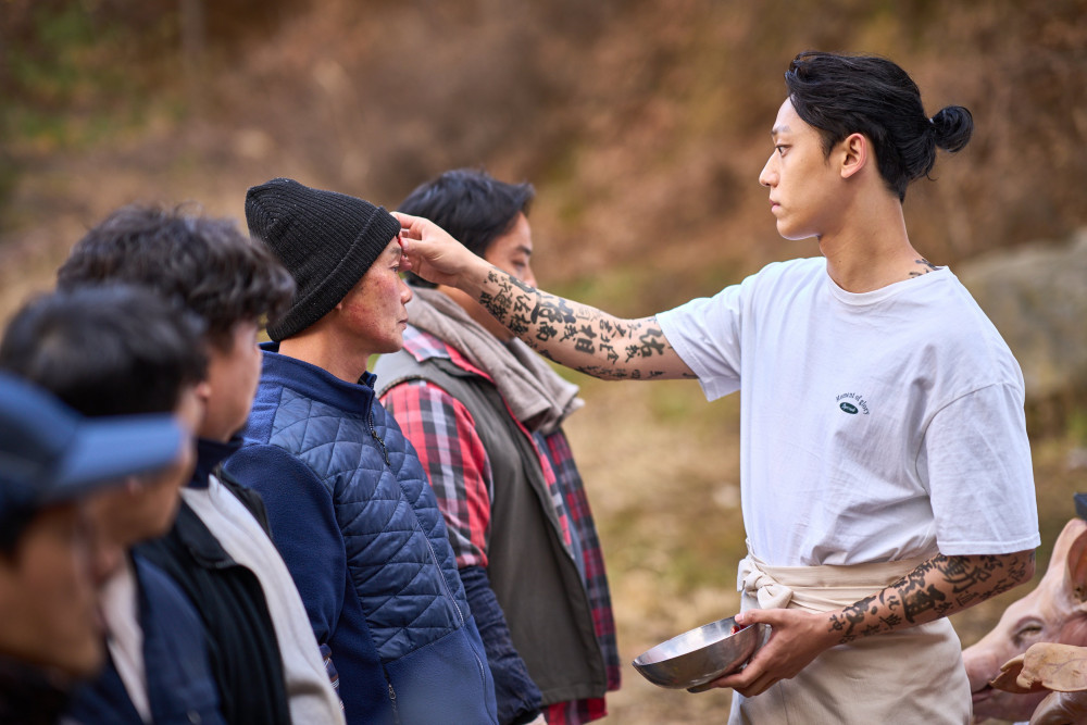 Người hâm mộ đồn đoán dấu thâm mắt của nam diễn viên trong phim là thật không phải hoá trang, do phải chạy lịch trình quay 3 phim cùng một lúc.